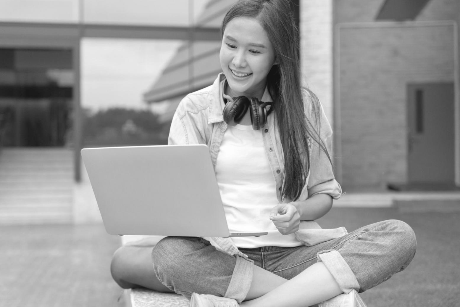 Teilnehmer bei praktischer Arbeit am Layout-Projekt